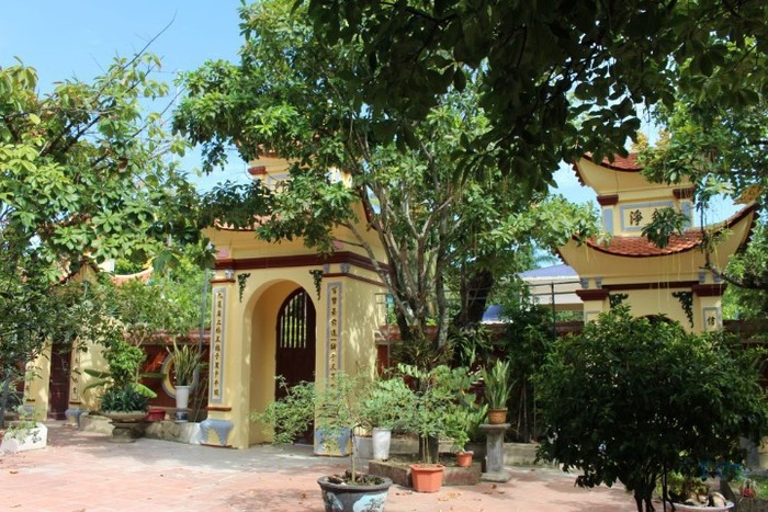 Giữ lịch sự khi đến chùa Mật Đa
