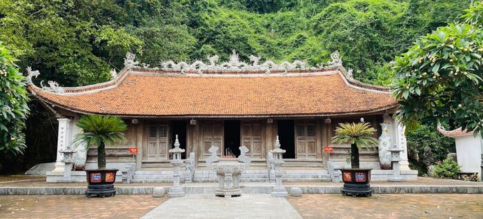 Chú ý đến sự trang nghiêm khi đến tham quan đền thờ Mai An Tiêm