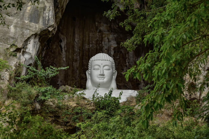 Tượng phật tại chùa Linh Ứng